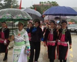 Những thiếu nữ dân tộc Mông, Sán Chỉ, Tày, Nùng rực rỡ trong trang phục dân tộc đi trảy hội.