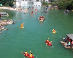 Chèo thuyền Kayak thu hút khách du lịch khi tới thăm thác Bản Giốc.