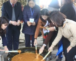 Các đại biểu tham quan một lò sản xuất đường phên xóm Bó Tờ, thị trấn Hòa Thuận (Phục Hòa).