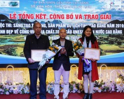 Ban tổ chức trao giải Nhì Cuộc sáng tạo ý tưởng, sản phẩm du lịch tỉnh Cao Bằng năm 2019 cho tác giả Vũ Thảo Giang (Ảnh: Trung Nguyên)