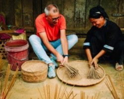 Du khách trải nghiệm nghề làm hương tại xóm Phja Thắp, xã Quốc Dân (Quảng Uyên).