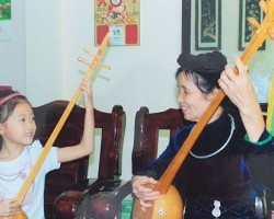 Nghệ sĩ Ưu tú Hoàng Quỳnh Nha dạy hát Then cho thiếu nhi.
