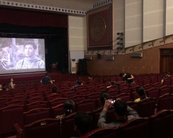 Người dân xem  phim “Thầu Chín ở Xiêm” tại Nhà Văn hóa Trung tâm tỉnh.