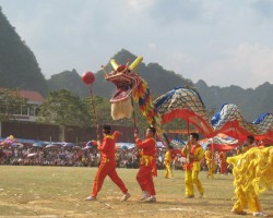 Múa rồng tại Lễ hội Tranh đầu pháo hoa thị trấn Quảng Uyên