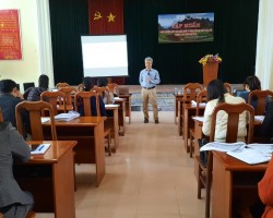 Ảnh:PGS, Tiến sĩ Trần Tân Văn - Viện trưởng Viện Khoa học địa chất và Khoáng sản tập huấn cho các học viên.