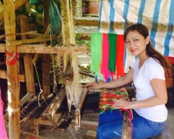 Du khách trải nghiệm nghề dệt thổ cẩm tại Luống Nọi
