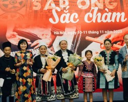 BTC tặng hoa cảm ơn tới đại diện các chị em phụ nữ dân tộc đã tới tham dự sự kiện