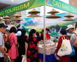 video du khách ấn tượng với không gian quảng bá du lịch Non nước Cao Bằng tại Hà Nội