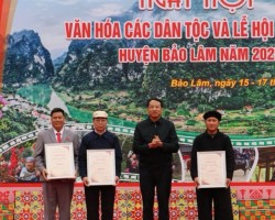 Bảo Lâm thi hát dân ca và trình diễn trang phục dân tộc