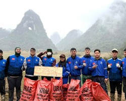 Thu gom rác thải tại điểm di sản Mắt Thần Núi