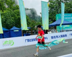 Đoàn vận động viên quần chúng tỉnh Cao Bằng (Việt Nam) tham gia Giải chạy bán Marathon Đại Tân và qua Khu cảnh quan thác Bản Giốc (Việt Nam) - Đức Thiên (Trung Quốc)
