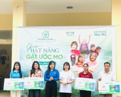 Trao tặng “Tủ thuốc cho em” tại các điểm trường thuộc xã Khánh Xuân và xã Huy Giáp