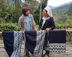 Dấu ấn sáp ong trên nền chàm - Nghệ thuật in hoa văn của người Dao Tiền