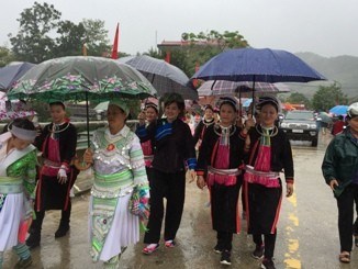 Những thiếu nữ dân tộc Mông, Sán Chỉ, Tày, Nùng rực rỡ trong trang phục dân tộc đi trảy hội.