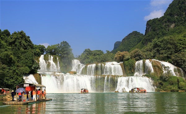 Cảnh sắc thiên nhiên tuyệt mỹ của thác Bản Giốc - một trong những thác nước đẹp nhất Việt Nam và lớn nhất Đông Nam Á.
