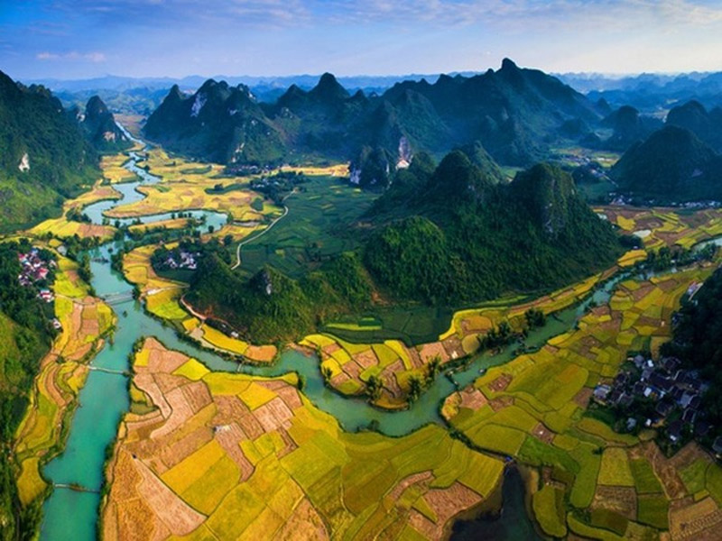 Non nước Cao Bằng là Công viên địa chất toàn cầu được UNESCO ghi nhận năm 2018 có khung cảnh tuyệt đẹp bởi những thác nước, hồ và các loài thực vật đa dạng.