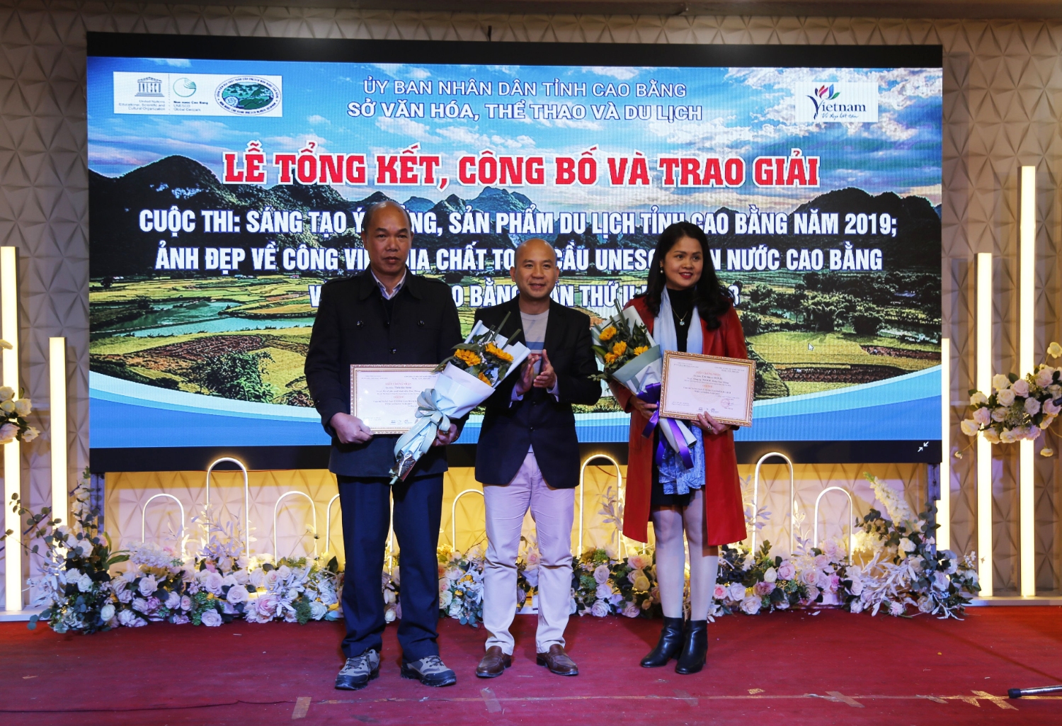Ban tổ chức trao giải Nhì Cuộc sáng tạo ý tưởng, sản phẩm du lịch tỉnh Cao Bằng năm 2019 cho tác giả Vũ Thảo Giang (Ảnh: Trung Nguyên)