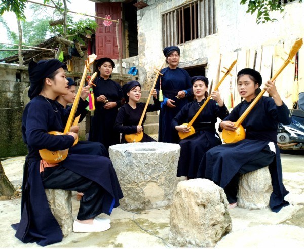 Các thành viên đội văn nghệ xóm Lũng Niếc, xã Đàm Thủy (Trùng Khánh).