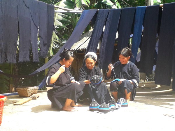Phụ nữ xã Phúc Sen lưu giữ nghề nhuộm chàm, thêu hoa văn thổ cẩm truyền thống
