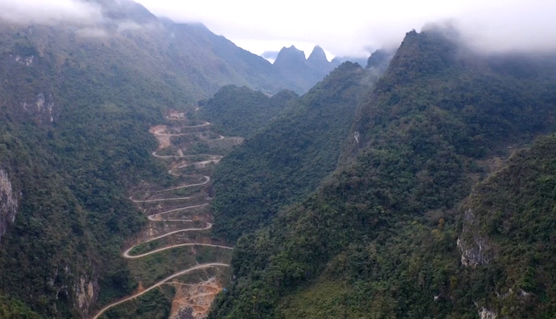 Đèo Mẻ Pia Bảo Lạc dài khoảng 2,5km, 14 tầng dốc đá hiểm trở, một địa điểm ưa thích chụp ảnh check in của du khách