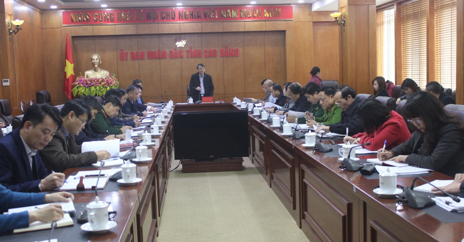 Chủ tịch UBND tỉnh Hoàng Xuân Ánh phát biểu tại cuộc họp.