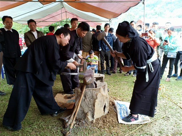 Người dân xóm Pác Rằng, xã Phúc Sen (Quảng Uyên) phát triển nghề rèn.