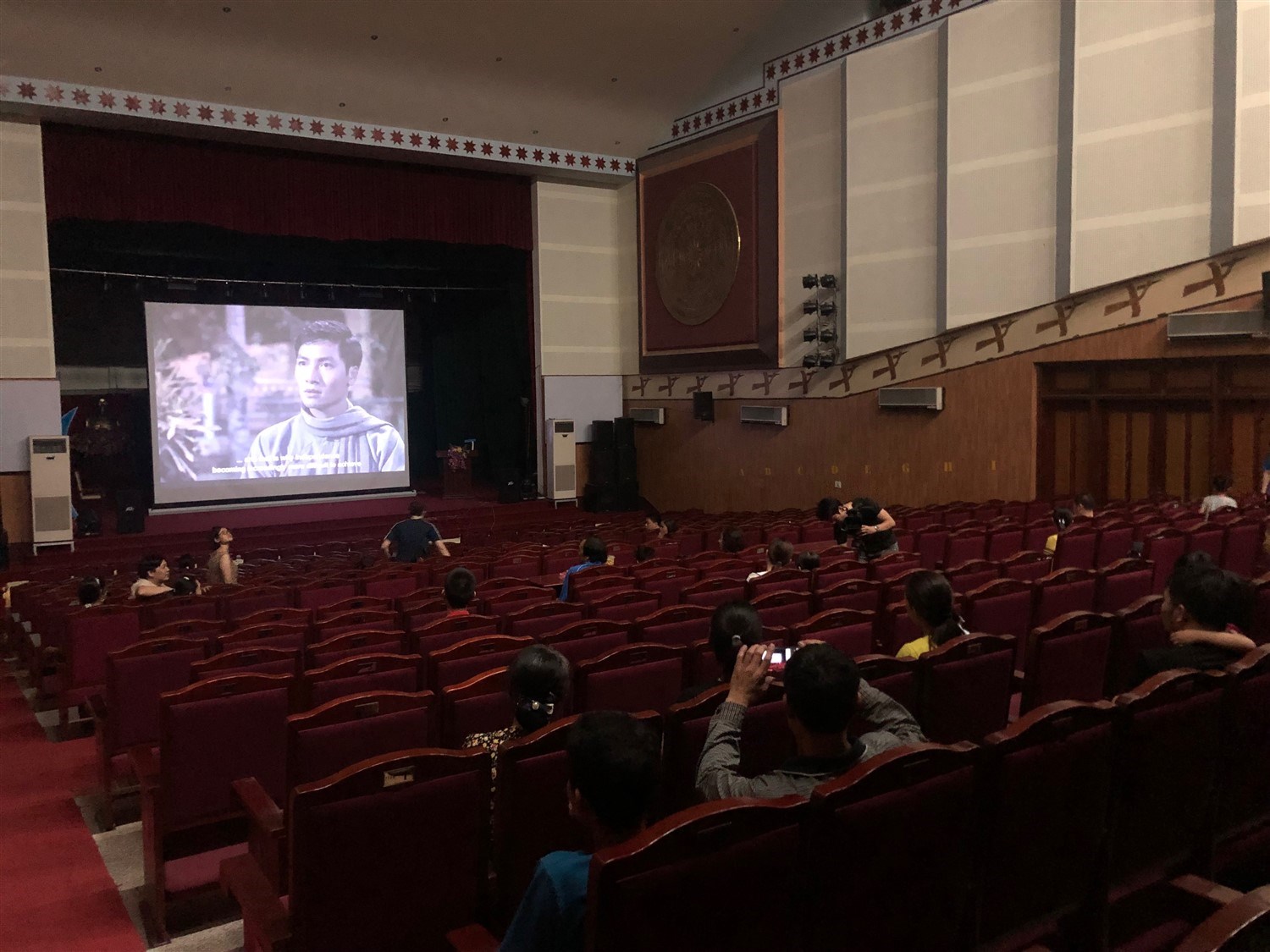 Người dân xem  phim “Thầu Chín ở Xiêm” tại Nhà Văn hóa Trung tâm tỉnh.