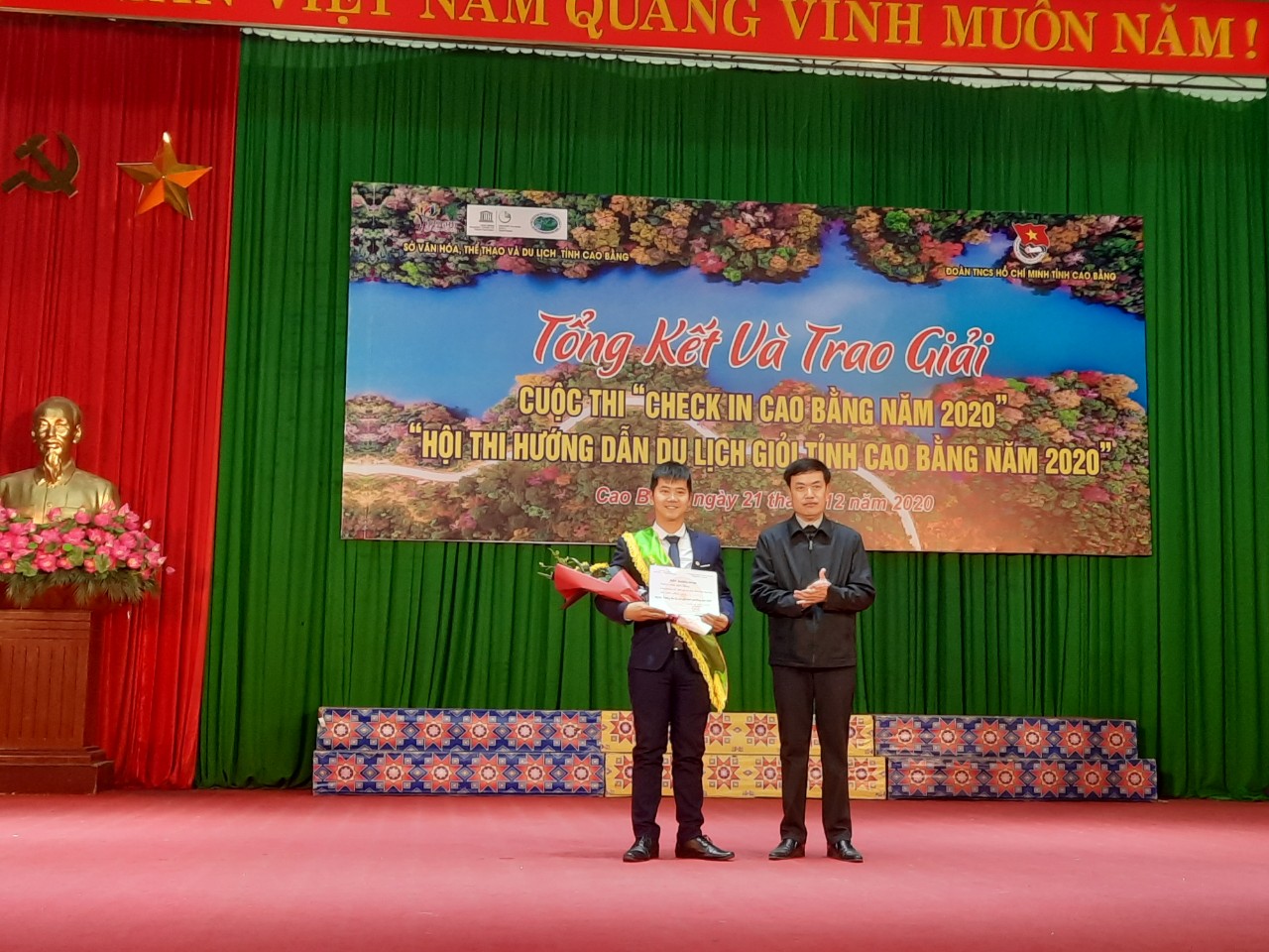 Đc Sầm Việt An trao giải nhất Hội thi hướng dẫn du lịch giỏi