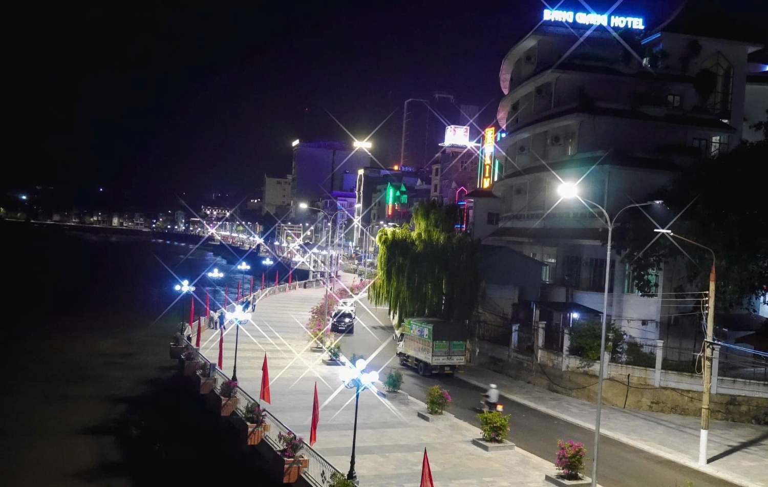 phố đi bộ ven sông