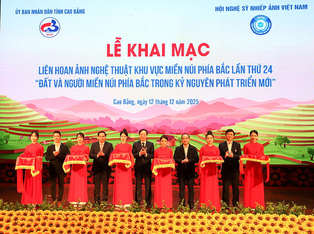 02 IMG 6502 cắt băng khai mạc triển lãm