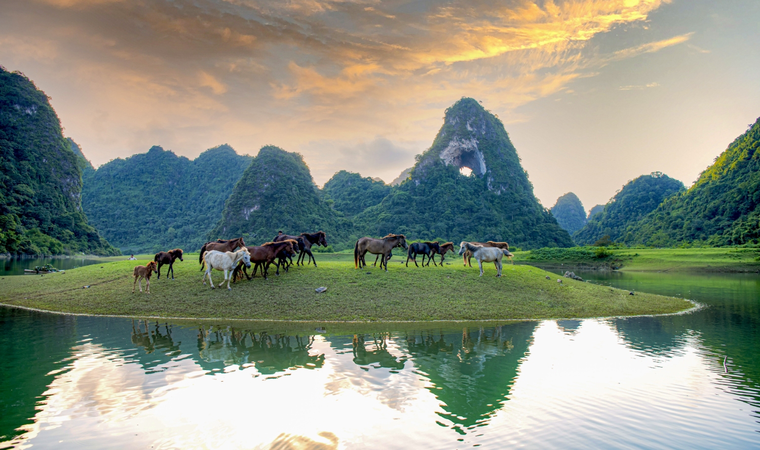 38 Hoàng Hôn bên núi Mắt Thần